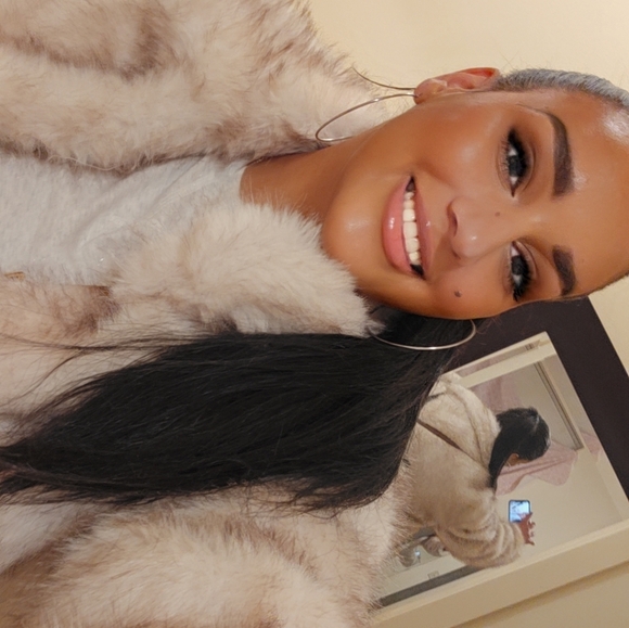 Meet your Posher, Tia - Picture 2 of 5